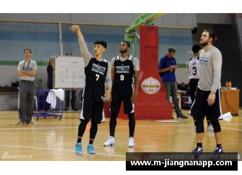 jn江南体育库兹马现身夏洛特华维银行球馆，为黄蜂队训练助力，展现出色领袖魅力